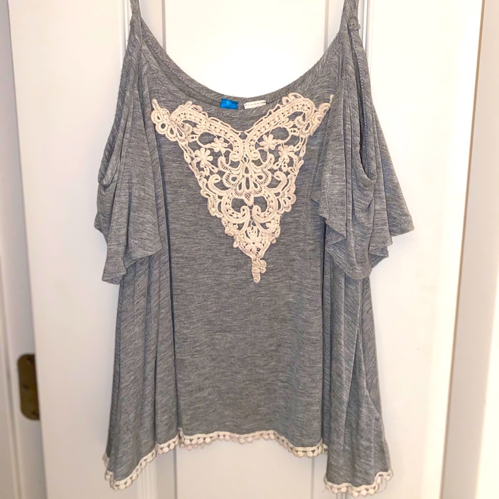 Open shoulder-half sleeve shirt